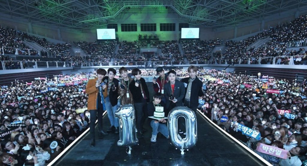 그린 네이처 2019 팬 페스티벌에서 기념 케이크를 들고 촬영 중인 EXO 멤버들.