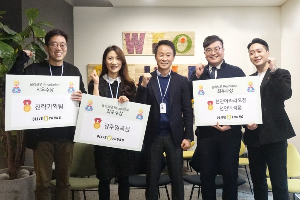 지난 달 19일 열린 올리브영 레볼루션 시상식에서 성정현 CJ올리브네트웍스 영업본부장과 최우수상 수상자들이 기념 촬영하고 있다.