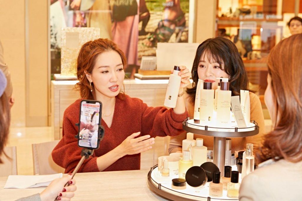 중국 옌거마마(年糕妈妈)가 신세계면세점 연작 매장을 방문해 제품을 꼼꼼히 살펴보고 있다.