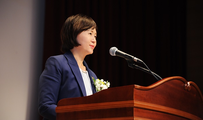 신임 이의경 식품의약품안전처장이 지난 11일 취임식을 갖고 업무에 들어갔다.