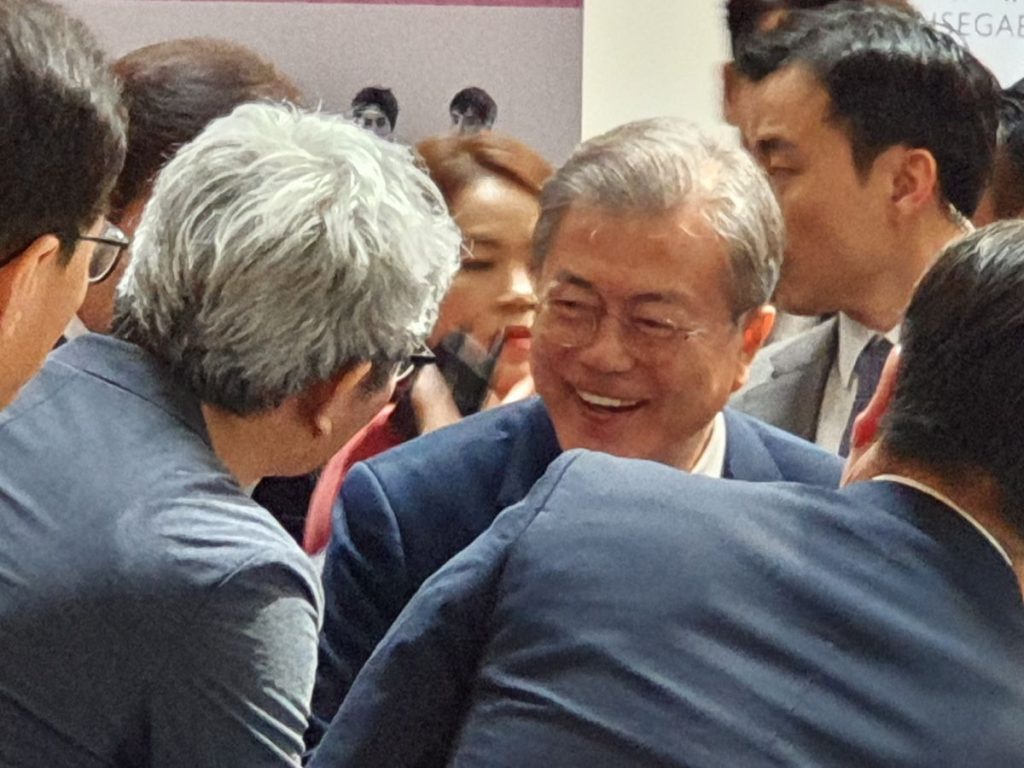 (좌)최원석 대표와 (우)문재인 대통령이 악수를 나누고 있다.
