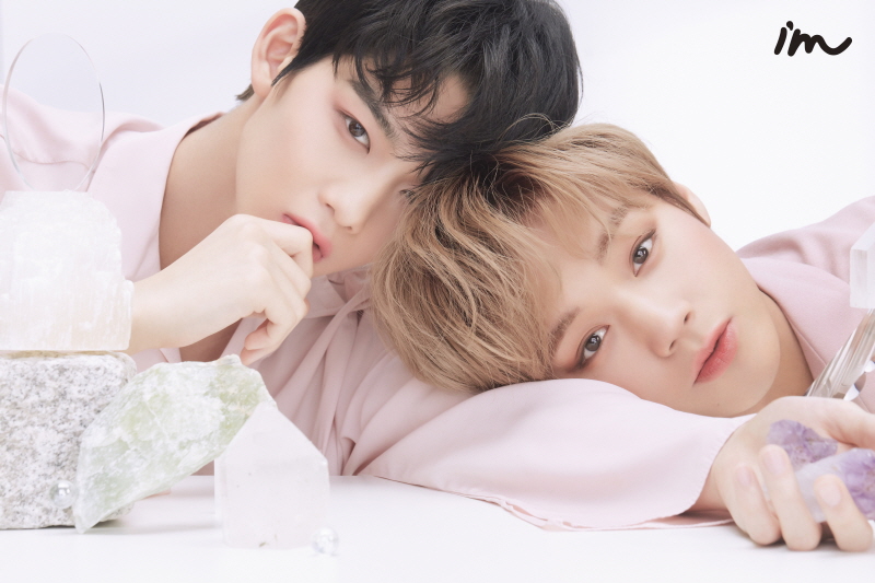 아임미미가 워너원 출신의 박지훈‧배진영을 브랜드 모델로 선정하고, 히든 카드 팔레트 광고를 선보였다.