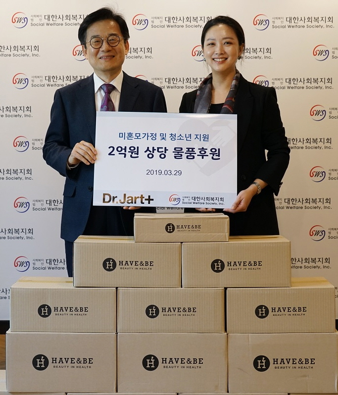 닥터자르트(대표 이진욱)가 지난 3월 29일 대한사회복지회에 2억 500만원 상당의 화장품을 기부했다.