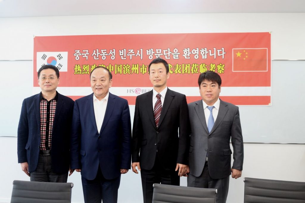 (왼쪽부터) △ 왕지천(王志臣) 신화진 총경리 △ 우향동(宇向东) 빈주시위부서기·시장 △ 김관태 큐텐 KRSGBIZ 사업본부장(디비전 리더) △ 유병성 한성이비지니스 대표.