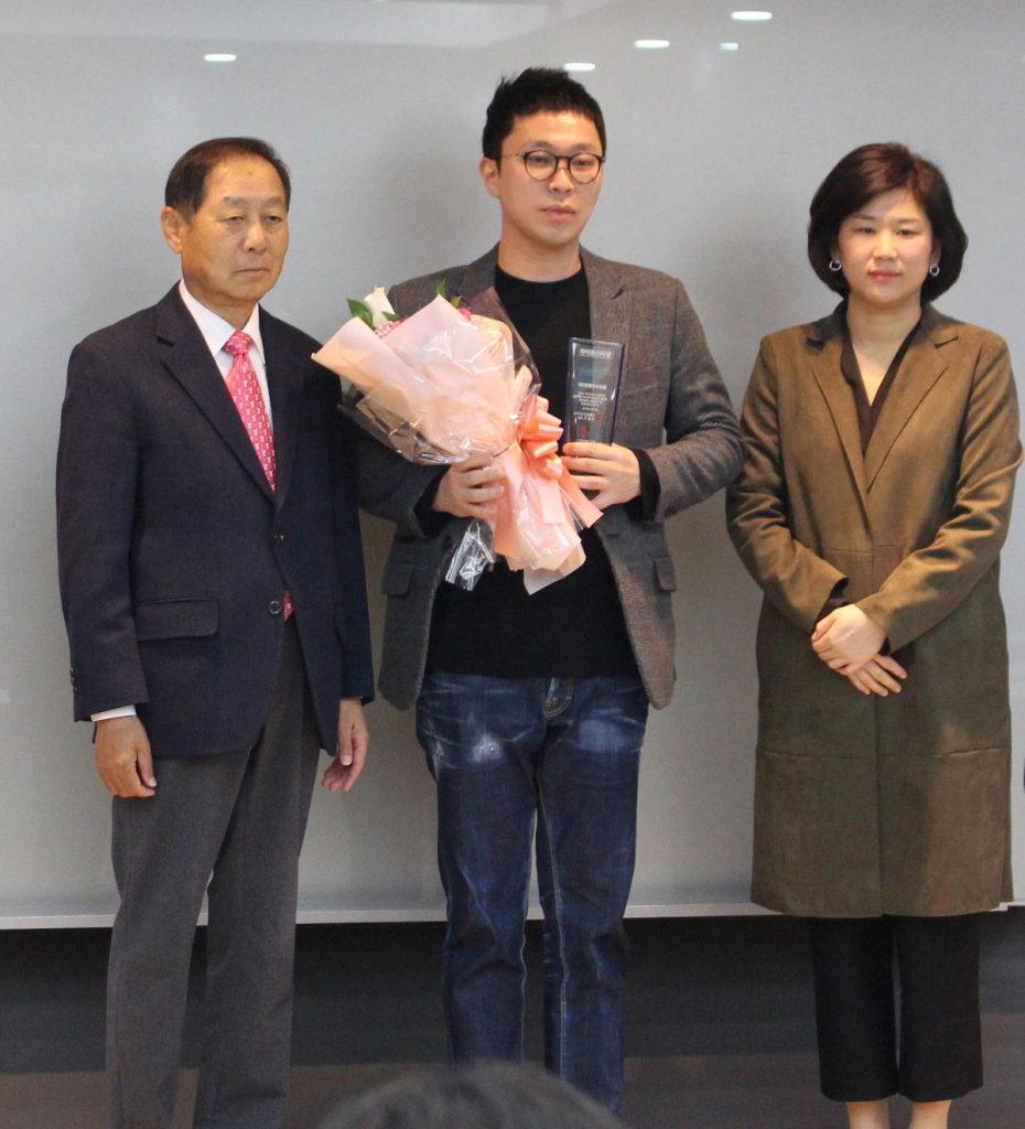 (가운데) 대한민국 베스트 화장품 시상식에서 라이징 스타를 수상한 김화영 라벨영 대표.