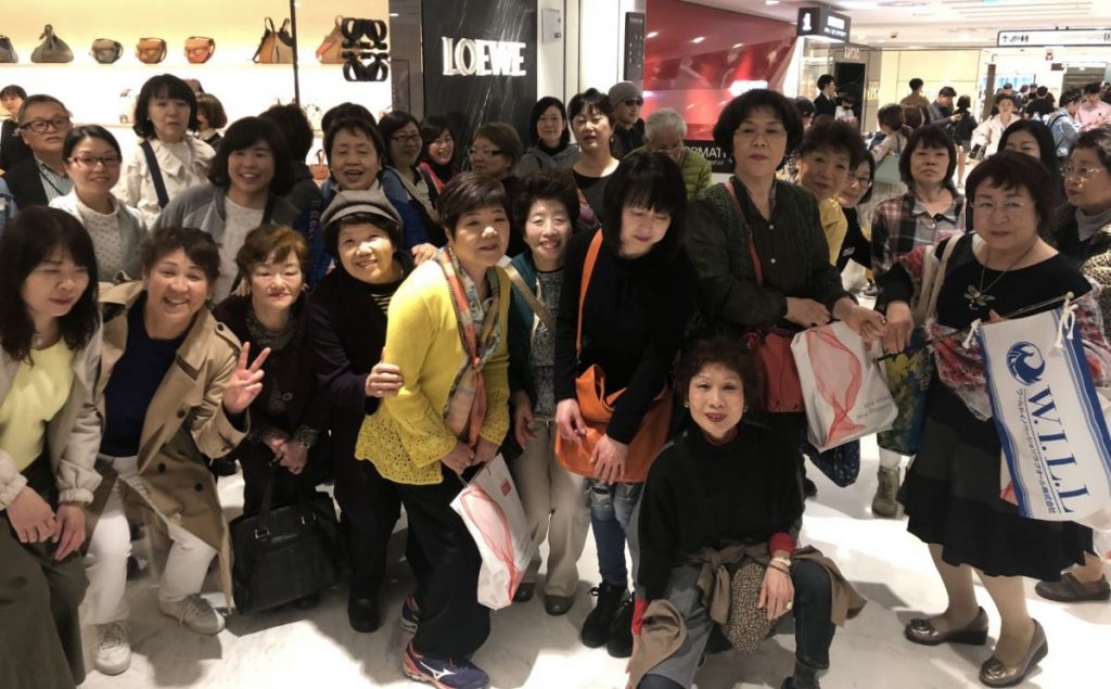 롯데면세점을 방문한 월드이노베이션러브올 임직원들.